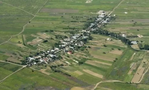 Pola pemukiman memanjang mengikuti sungai