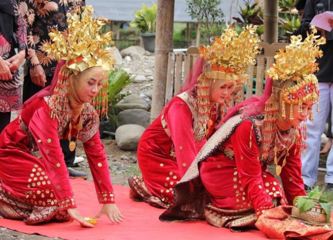 Penari Tari Persembahan menyambut tamu